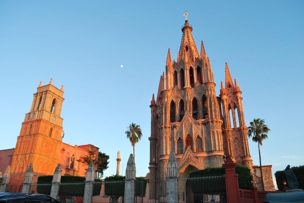 Parroquia de San Miguel ArcΓ‘ngel, the iconic pink church in San Miguel de Allende.